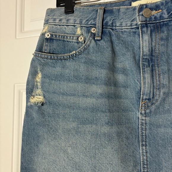 ❤️2/$15 or 3/$21❤️ Gap Medium Wash Distressed Denim Skirt, Size 31 - Picture 4 of 12